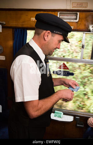 Großbritannien, England, Shropshire, Bridgnorth, Severn Valley Railway, Inspektor Check-Tickets im Zug Stockfoto