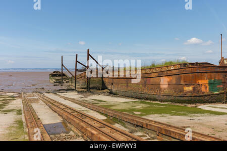 Stillgelegten Werft mit verfallenen Eisen Schiffe und rostigen Seilwinde flankiert von Schlammbänke Humber Mündung in Paul Yorkshire, Vereinigtes Königreich. Stockfoto