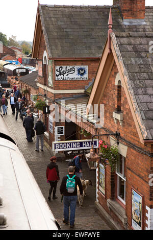 Großbritannien, England, Worcestershire, Bewdley, Severn Valley Railway station, Passagiere auf Plattform Stockfoto