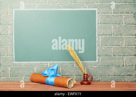 Manuskript Blättern und Feder Stift in Tintenfass unter Tafel mit Textfreiraum Stockfoto