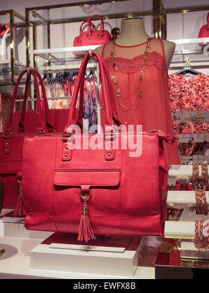 Charmante Charlie, Women's Wear, rosa Portemonnaies Fifth Avenue, NYC Stockfoto