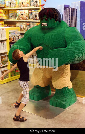 New York, USA, junge spielt mit dem eingebauten Lego Ziegelsteine Comicfigur Hulk Stockfoto