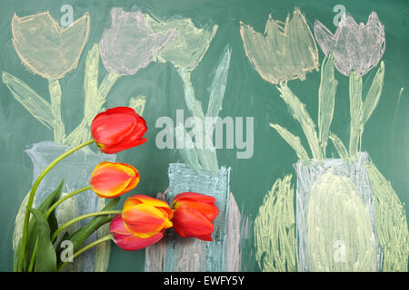 Tulpen auf Hintergrund der Kinder Kunst Kreide Zeichnung von Blumen Stockfoto