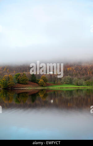 Herbst Nebel über Loch Tummel und Waldlandschaft, Highland Perthshire, Schottland. Stockfoto