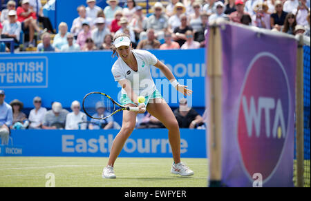 Eastbourne, Vereinigtes Königreich. 25. Juni 2015. Aegon International Tennis Championships Eastbourne Johanna Konta GBR) während ihr Viertelfinale gegen Belinda Bencic (SUI) Credit: Action Plus Sport/Alamy Live News Stockfoto