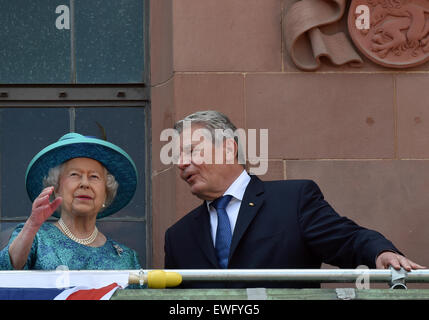 Frankfurt Am Main, Deutschland, 25. Juni 2015. Die britische Königin Elizabeth II und Bundespräsident Joachim Gauck sprechen, da sie auf dem Balkon der Römer in Frankfurt/Main, Deutschland, 25. Juni 2015 stehen. Die Königin und ihr Ehemann sind auf ihre fünfte Staatsbesuch in Deutschland. Bildnachweis: Dpa picture Alliance/Alamy Live News Stockfoto