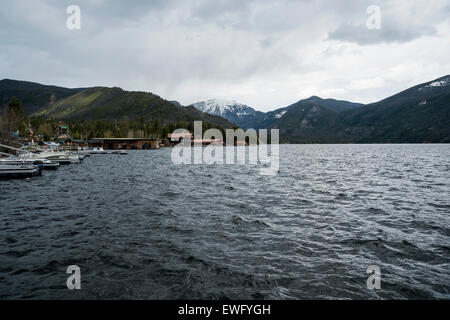 Blick auf die Berge vom Pier des Grand Lake, Colorado, USA, Nordamerika Stockfoto