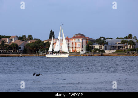 Übergeben Sie eine Grille Beach, USA, Segelboot vor der Küste Stockfoto