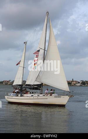 Übergeben Sie eine Grille Beach, USA, Segelboot vor der Küste Stockfoto