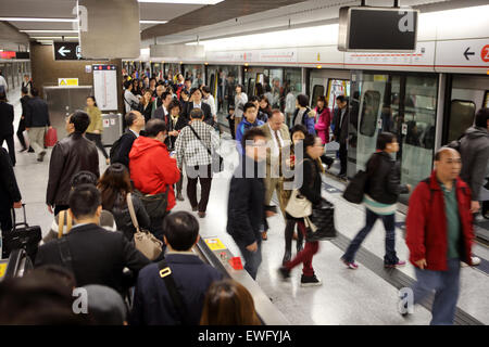 Hong Kong, China, Menschen in einer u-Bahnstation Stockfoto