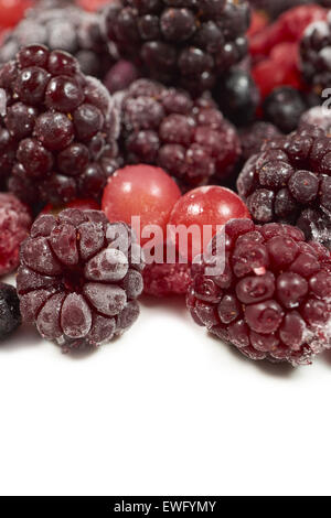 Viele gemischte gefrorene Beeren auf weißem Hintergrund mit Textfreiraum Stockfoto
