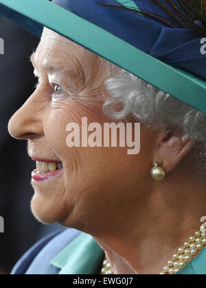 Frankfurt Am Main, Deutschland, 25. Juni 2015. Die britische Königin Elizabeth II kommt in der Paulskirche in Frankfurt/Main, Deutschland, 25. Juni 2015. Die Königin und ihr Ehemann sind auf ihre fünfte Staatsbesuch in Deutschland. Bildnachweis: Dpa picture Alliance/Alamy Live News Stockfoto