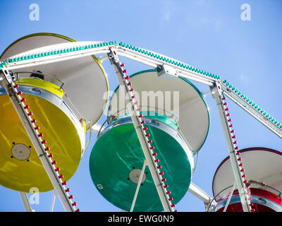 Dieses Bild zeigt ein farbenfrohes Riesenrad, eine klassische Karnevalfahrt. Riesenräder bieten Fahrern einen hohen Aussichtspunkt und bieten einen Panoramablick auf die Umgebung. Sie sind eine der wichtigsten Messen und Vergnügungsparks und bieten Besuchern jeden Alters ein unterhaltsames und aufregendes Erlebnis. Stockfoto