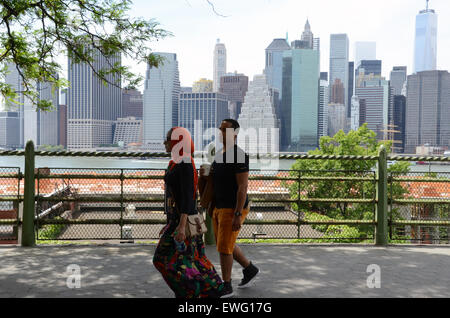 Muslimische paar spazieren Brooklyn Heights mit Blick auf Manhattan in New York City Stockfoto