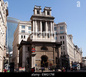 Blick auf St. Mary Woolnoth, die Hawksmoor entworfen, Pfarrkirche, an der Ecke der Lombard Street und King William Street, London Stockfoto