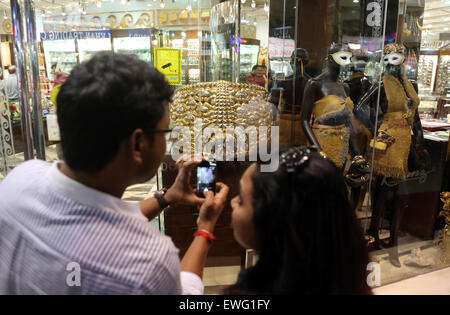 Dubai, Vereinigte Arabische Emirate, fotografiert Man die Sterne Taiba, schwerste Goldring in der Welt Stockfoto