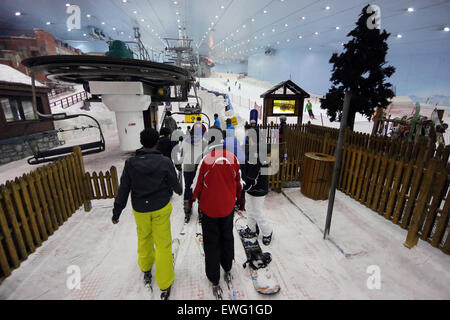 Dubai, Vereinigte Arabische Emirate, Skifahrer und Snowboarder warten auf Sesselbahn im indoor Ski Dubai Stockfoto