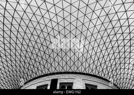 Ein architektonischer Blick auf den großen Hof von Königin Elisabeth II. Im British Museum in London. Das Design verfügt über geometrische Muster mit dreieckigen Glaspaneelen, die eine auffällige monochrome Ästhetik im Innenraum bieten. Stockfoto