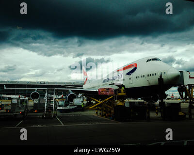 British Airways Flugzeug laden Gepäck Stockfoto