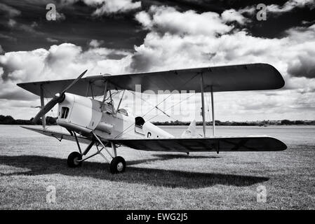 DH82A Tiger Moth Doppeldecker Bicester Schwungrad Festival. Oxfordshire, England. Monochrom Stockfoto