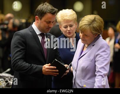 Von links nach rechts der luxemburgische Premierminister Xavier Bettel diskutieren die litauische Präsidentin Dalia Grybauskaite und Bundeskanzlerin Angela Merkel vor dem EU-Gipfel mit Schwerpunkt auf Migrationswelle in Brüssel, 25. Juni 2015. (CTK Foto/Jakub Dospiva) Stockfoto