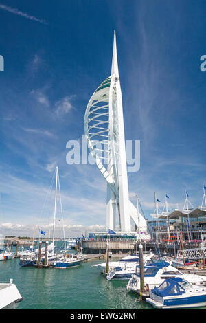 Portsmouth Spinnaker Tower und Gunwharf Quays, Portsmouth, Hampshire UK an einem warmen sonnigen Tag im Juni Stockfoto