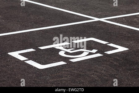 Parkplätze mit behinderten Zeichen und Markierungslinien auf asphalt Stockfoto