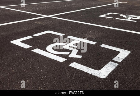 Parkplätze mit behinderten Zeichen und Markierungslinien auf asphalt Stockfoto
