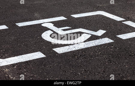 Parkplätze mit behinderten Zeichen und Markierungslinien auf asphalt Stockfoto