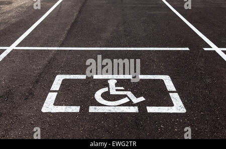 Parkplätze mit behinderten Zeichen und Markierungslinien auf asphalt Stockfoto