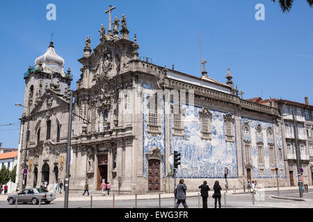 Fliesen an Wand der Kirche "Igreja Das Carmelitas" im Zentrum von Porto. Porto, auch bekannt als Porto ist die zweitgrößte Stadt Stockfoto