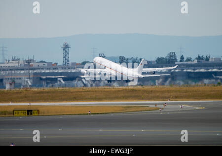 Frankfurt Am Main, Deutschland, 25. Juni 2015. Der Sonderflug braucht "Theodor Heuss" mit der britischen Königin Elizabeth II an Bord vom Flughafen in Frankfurt/Main, Deutschland, 25. Juni 2015 aus. Die Königin und ihr Ehemann sind auf ihre fünfte Staatsbesuch in Deutschland. Foto: Andreas Arnold/Dpa/Alamy Live-Nachrichten Stockfoto