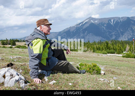 Senior in den Bergen, Österreich Stockfoto