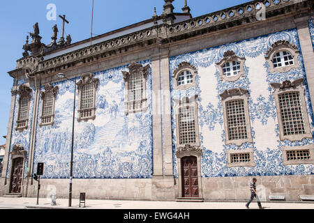 Fliesen an Wand der Kirche "Igreja Das Carmelitas" im Zentrum von Porto. Porto, auch bekannt als Porto ist die zweitgrößte Stadt Stockfoto