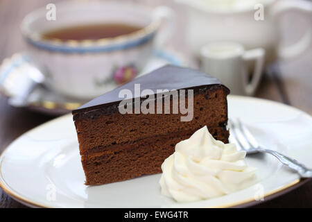 hausgemachte Sachertorte, österreichische Schokolade Kuchen und Tee Stockfoto