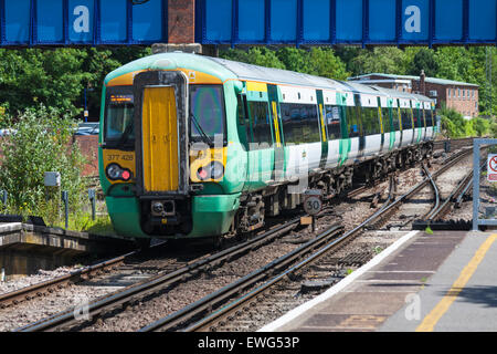 Südzug von Brighton nähert sich Southampton Central Station, Southampton, Hampshire UK im Juni Stockfoto