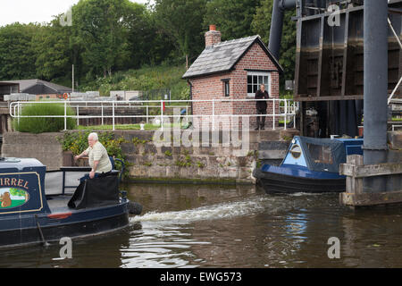 Anderton Boot Lift in der Nähe von Northwich in Cheshire, links der Fluss-Weber und Trent und Mersey Kanal. Nach der Erhöhung der Tür Stockfoto