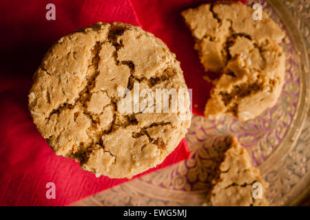 Sirup oder Melasse Cookies low Key Beleuchtung Top-down-Ansicht Stockfoto