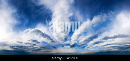 Sky Panorama zeigt eine faszinierende Wolkengebilde mit tiefblauen Farbe und weiße Wolken Stockfoto