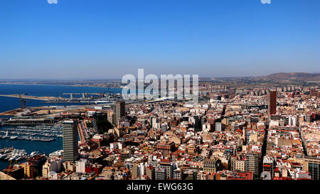 Die Aussicht auf die Stadt Alicante von der Spitze der Burg Santa Barbara. Stockfoto