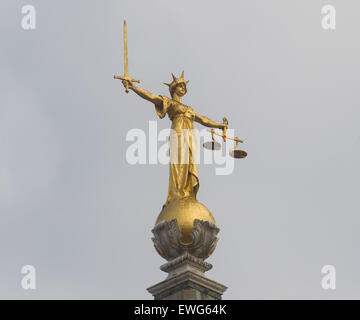Statue der Justitia auf dem Old Bailey zentralen Strafgerichtshof, London, Vereinigtes Königreich Stockfoto
