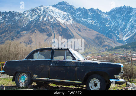 Retro-sowjetischen Auto und Berge im Hintergrund. Georgien Stockfoto