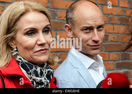 Danisg PM, Helle Thorning-Schmidt (Soc.dem) und ihr Ehemann, kommt Stephen Kinnock an der PM lokale Wahllokal in Kildevaeldsskolen in Oesterbro in Copeenhagen, wo sie ihre Stimme abgeben wird. Auf dem Foto ist die PM von der Presse interviewt Stockfoto