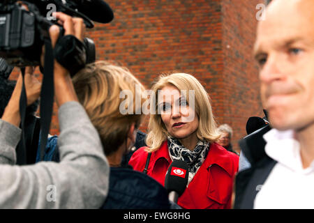 Dänisch-PM, Helle Thorning-Schmidt (Soc.dem) (C) wird von den Medien interviewt, nachdem sie gegossen ihre Stimme auf ihrem lokalen Polling station am Kildevaeldsskolen am Oesterbro in Kopenhagen. Die Uhr kam zusammen mit ihrem Ehemann Stephen Kinnock Stockfoto