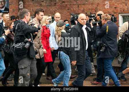 Danisg PM, Helle Thorning-Schmidt (Soc.dem) (C, rot) und ihr Ehemann, Stephen Kinnock in der PM lokale Wahllokal am Kildemarksskolen am Oesterbro in Kopenhagen. Auf dem Foto ist die Uhr umgeben Bythe Medien Stockfoto