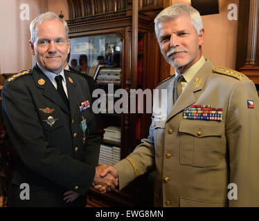 Brüssel, Belgien. 25. Juni 2015. Ehemalige tschechische Chef des Stabes, General Petr Pavel, rechts, schüttelt Hände mit seinem Vorgänger im Amt des Vorsitzenden der NATO Military Committee Dänisch General Knud Bartels in Prag-Haus in Brüssel, Belgien, auf Donnerstag, 25. Juni 2015. Pavel wird die Post am Freitag antreten. © Jakub Dospiva/CTK Foto/Alamy Live-Nachrichten Stockfoto