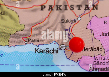 Nahaufnahme von roten Pin auf einer Karte von Karachi, Pakistan Stockfoto