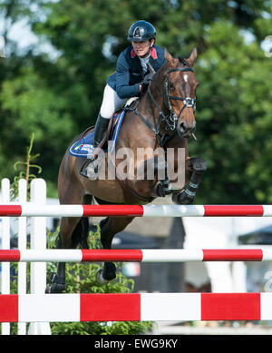 Hickstead, UK. 25. Juni 2015. Julie ANDREWS [GBR] Reiten WILANDO B in Aktion Reiten auf den dritten Platz in der Bunn Leisure Derby Tankard am ersten Tag des Treffens Equestrian.Com Hickstead Derby.  Stephen Bartholomäus/Stephen Bartholomäus Fotografie. Bildnachweis: Stephen Bartholomäus/Alamy Live-Nachrichten Stockfoto