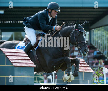 Hickstead, UK. 25. Juni 2015. William FUNNELL [GBR] BILLY CONGO in Aktion auf den dritten Platz in der Bunn Leisure Derby Tankard am ersten Tag des Treffens Equestrian.Com Hickstead Derby Reiten Reiten.  Stephen Bartholomäus/Stephen Bartholomäus Fotografie. Bildnachweis: Stephen Bartholomäus/Alamy Live-Nachrichten Stockfoto