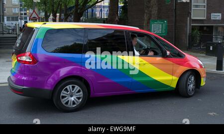 London, UK. 25. Juni 2015. Taxi-Unternehmen Addison Lee haben eines ihrer Autos in Regenbogenfarben zur Unterstützung von London Pride 2015 gewickelt. Stockfoto